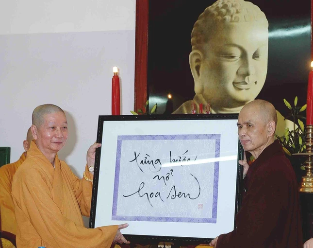 Thiền sư Thích Nhất Hạnh tặng bức thư pháp