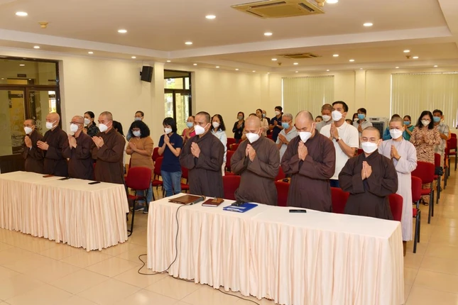 Nhân sự các phòng, ban trong khánh tuế chư Hòa thượng lãnh đạo tại tòa soạn - Ảnh: Bảo Toàn