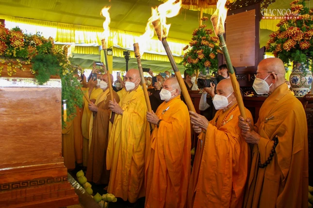 Chư Hòa thượng và đại diện huynh đệ, pháp tử của Thiền sư Thích Nhất Hạnh châm hỏa tam muội trà-tỳ