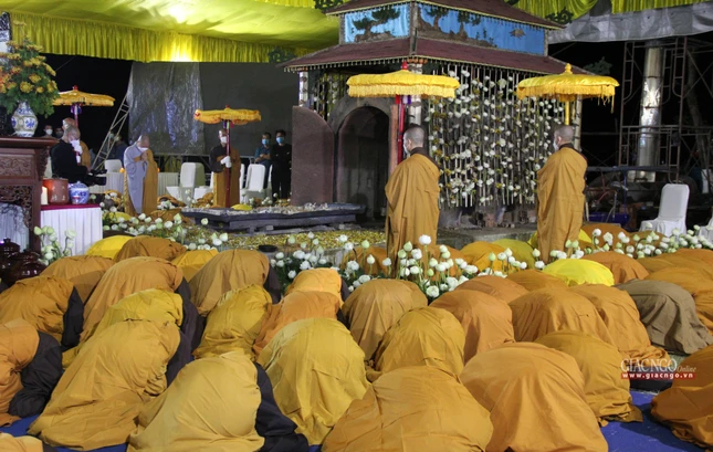 Các pháp tử đảnh lễ khi đài trà-tỳ Thiền sư Thích Nhất Hạnh được mở sau gần 20 giờ hỏa thiêu theo kỹ thuật truyền thống từ lúc bắt đầu trà-tỳ