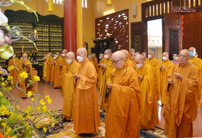 Chư vị Trưởng lão, Hòa thượng dâng hương cúng dường Chư vị Trưởng lão, Hòa thượng dâng hương cúng dường