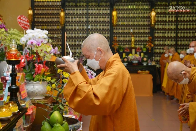 Trưởng lão Hòa thượng Thích Trí Quảng dâng phạn thực cúng dường Trưởng lão Hòa thượng Thích Trí Quảng dâng phạn thực cúng dường