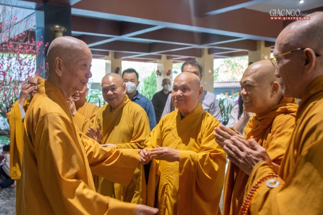 Chư tôn đức chia sẻ hoan hỷ trong đạo tình