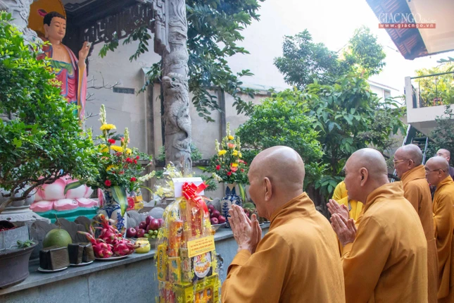 Lễ trước tháp Đại lão Hòa thượng Thích Trí Thủ tại Quảng Hương Già Lam