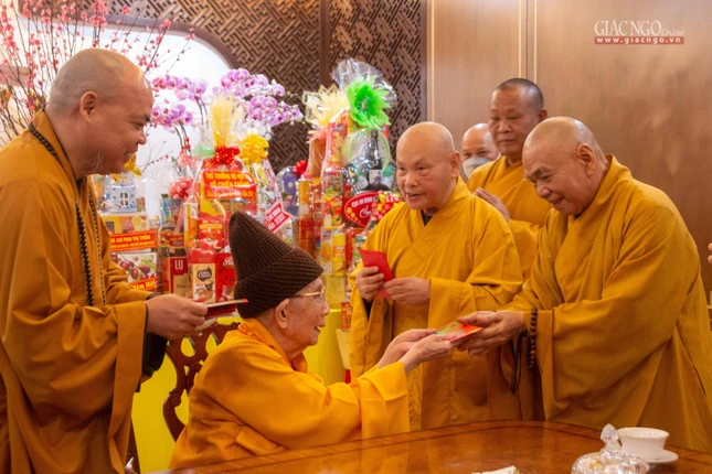 Trưởng lão Hòa thượng Thích Đức Nghiệp trao lộc xuân