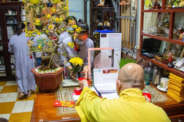 Nhận lộc xuân từ Hòa thượng trụ trì chùa Vạn Đức