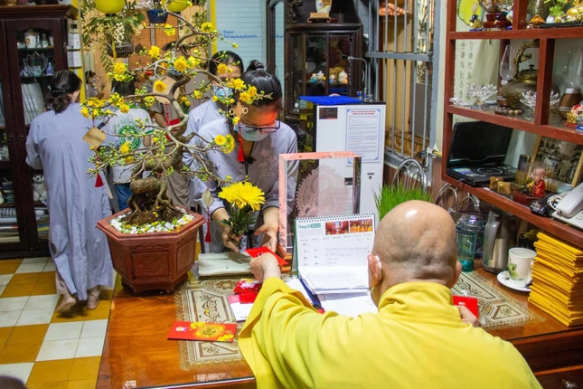 Nhận lộc xuân từ Hòa thượng trụ trì chùa Vạn Đức