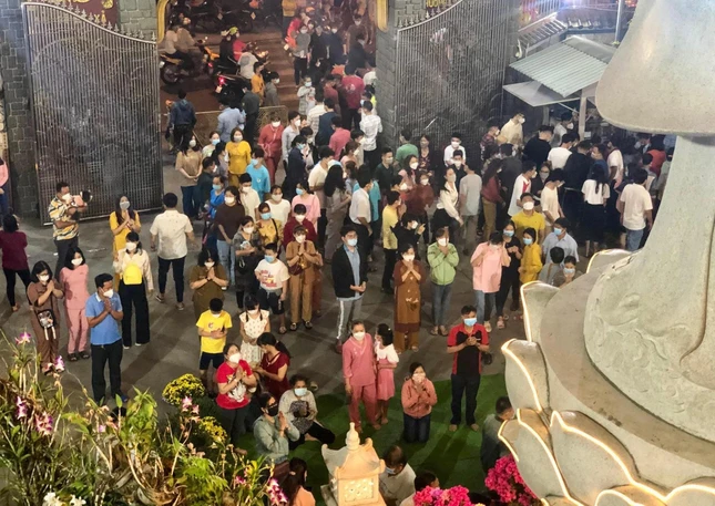 Người dân đến chùa lúc giao thừa