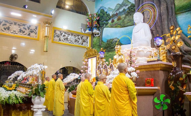 Chư Tăng cử hành lễ giao thừa tại chánh điện