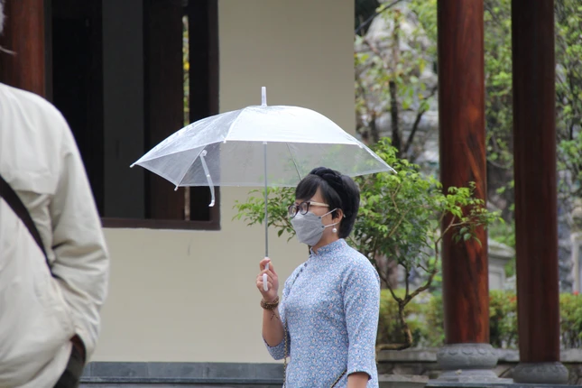 Phật tử vẫn đến chùa trong tiết mưa xuân nhẹ