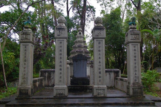 Tháp Tổ trong khuôn viên chùa Từ Hiếu