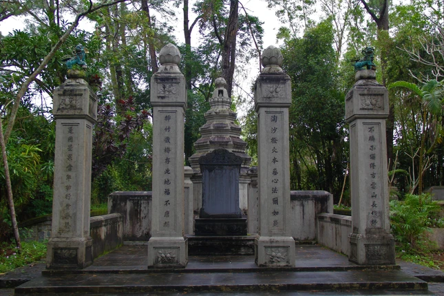 Tháp Tổ trong khuôn viên chùa Từ Hiếu