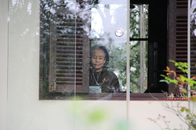 Các thị giả lắng nghe lại lời Thầy