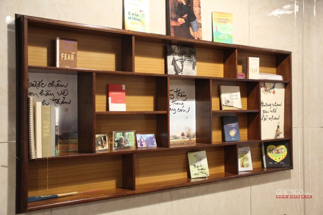 Kệ sách bên trong thất Lắng Nghe