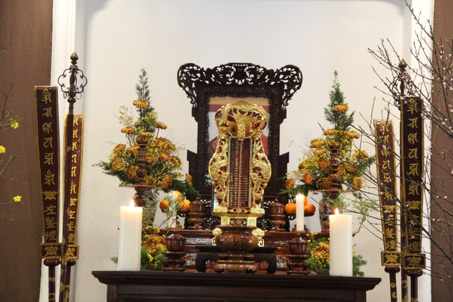 Hương án bên trong thiền đường Trăng Rằm