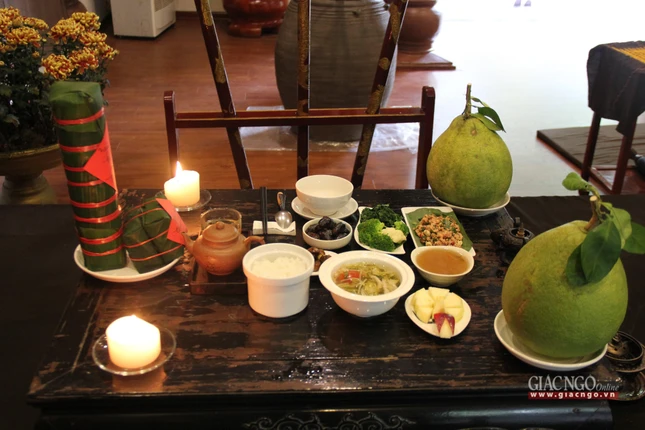 Mâm cơm ngày thường vẫn được các thị giả chuẩn bị, nhưng nay đã vắng bóng Thầy