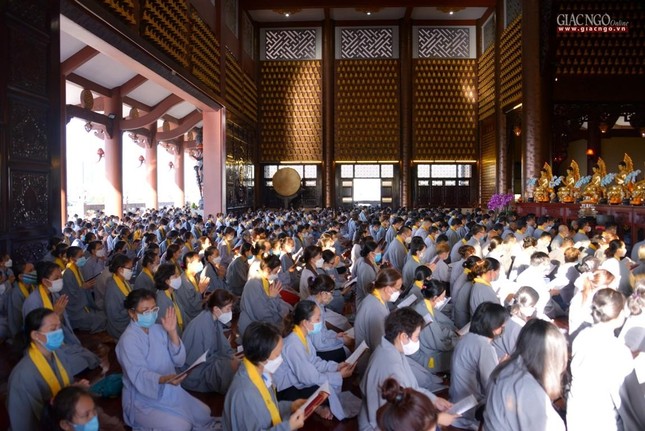 Đông đảo Phật tử tham dự thời tụng kinh, sám hồi đầu năm tại chùa Huê Nghiêm