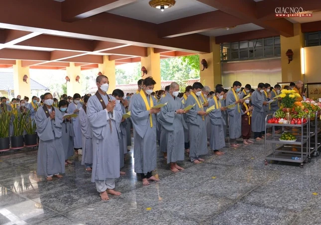 Phật tử tham dự cầu nguyện