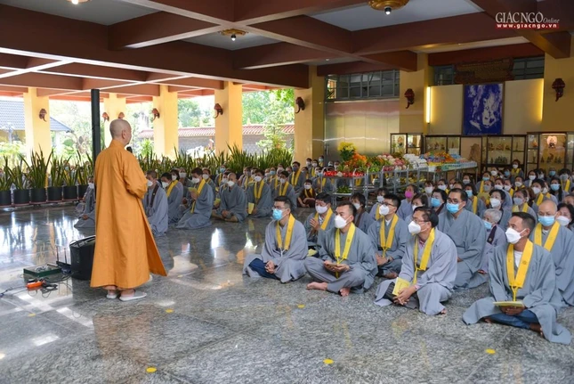 Trưởng lão Hòa thượng Thích Trí Quảng huấn thị cho Phật tử trước khóa lễ