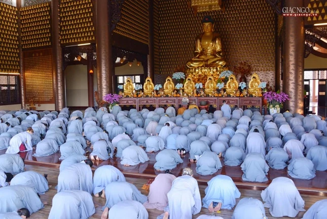 Phật tử tham dự các lễ nghi đều mặc áo tràng lam