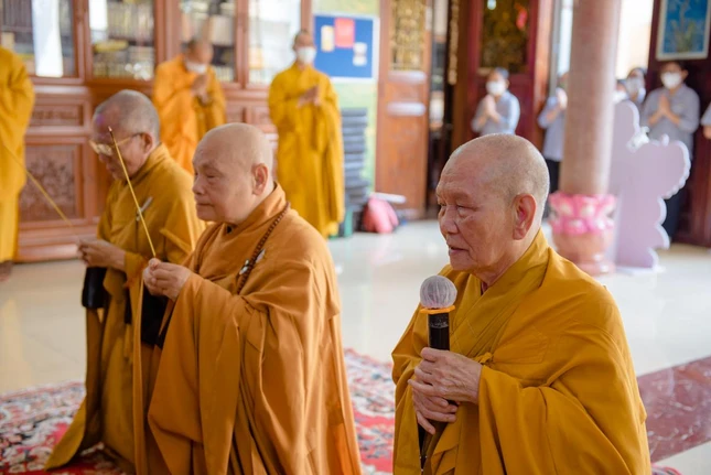 Chiều 20-1, Hòa thượng Thích Thiện Nhơn, Chủ tịch Hội đồng Trị sự GHPGVN cùng chư tôn đức Trưởng các ban ngành Trung ương đã đến chùa Giác Uyển đảnh lễ tưởng niệm Quốc sư - Ảnh: Đăng Huy Chiều 20-1, Hòa thượng Thích Thiện Nhơn, Chủ tịch Hội đồng Trị sự GHPGVN cùng chư tôn đức Trưởng các ban ngành Trung ương đã đến chùa Giác Uyển đảnh lễ tưởng niệm Quốc sư - Ảnh: Đăng Huy