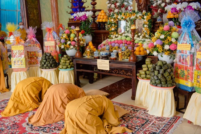 Hòa thượng Chủ tịch Hội đồng Trị sự và chư tôn đức đảnh lễ tưởng niệm - Ảnh: Đăng Huy Hòa thượng Chủ tịch Hội đồng Trị sự và chư tôn đức đảnh lễ tưởng niệm - Ảnh: Đăng Huy