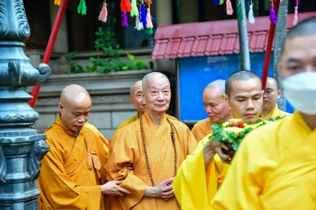 Thượng tọa Thích Tâm Minh, Trưởng pháp tử cố Trưởng lão Hòa thượng Thích Minh Châu, Trưởng ban Quản lý thiền viện Vạn Hạnh thị giả Trưởng lão Hòa thượng