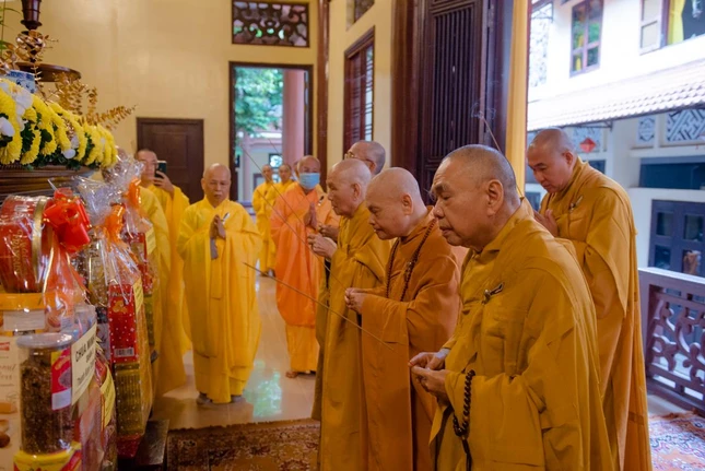 Hòa thượng Chủ tịch cùng phái đoàn Trung ương GHPGVN dâng hương tưởng niệm Đại lão Hòa thượng Thích Tịnh Khiết