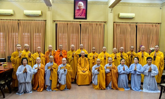 Chụp hình lưu niệm tại Tòa Viện trưởng của cơ sở I