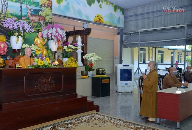 Thượng tọa Thích Nhật Từ, Phó Viện trưởng Thường trực báo cáo trước Trưởng lão Hòa thượng