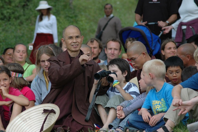 Thực tập hòa bình là có thể thực tập với mỗi bước chân, với mỗi hơi thở. Chúng ta có thể cùng nhau thực tập, mang lại hy vọng và lòng từ bi vào cuộc sống hàng ngày, vào cuộc sống của gia đình, cộng đồng, quốc gia và thế giới Thực tập hòa bình là có thể thực tập với mỗi bước chân, với mỗi hơi thở. Chúng ta có thể cùng nhau thực tập, mang lại hy vọng và lòng từ bi vào cuộc sống hàng ngày, vào cuộc sống của gia đình, cộng đồng, quốc gia và thế giới