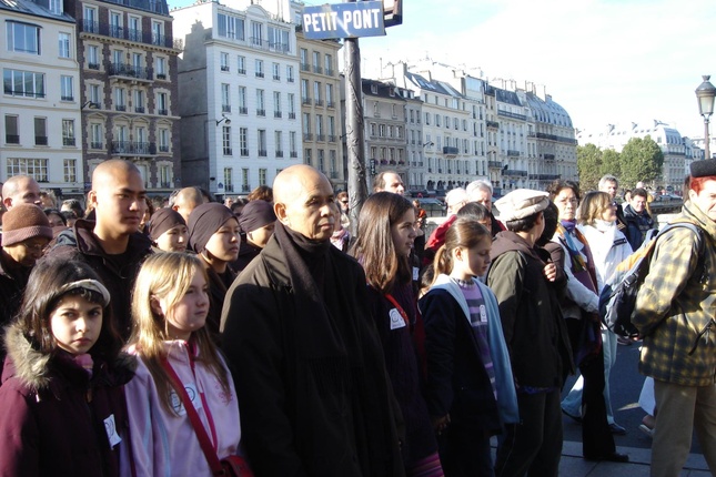 Khi ta nhìn sâu vào các cuộc chiến trong lịch sử gần đây, chúng ta phải chuyển hóa thù hận và hiểu lầm thành lòng từ bi. Chúng ta phải thấy được rằng những người đã khiến chúng ta đau khổ cũng là nạn nhân Khi ta nhìn sâu vào các cuộc chiến trong lịch sử gần đây, chúng ta phải chuyển hóa thù hận và hiểu lầm thành lòng từ bi. Chúng ta phải thấy được rằng những người đã khiến chúng ta đau khổ cũng là nạn nhân