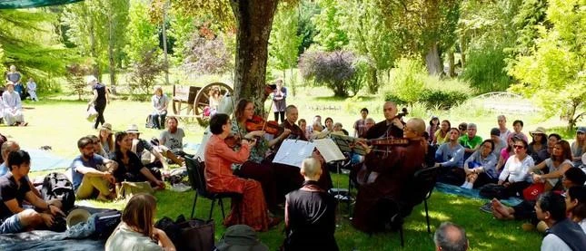 Tình huynh đệ là nền tảng cho các bước phát triển về tình thương (ảnh một buổi sinh hoạt âm nhạc ngoài trời tại một khóa tu ở Đạo tràng Mai Thôn) - Ảnh: Làng Mai Tình huynh đệ là nền tảng cho các bước phát triển về tình thương (ảnh một buổi sinh hoạt âm nhạc ngoài trời tại một khóa tu ở Đạo tràng Mai Thôn) - Ảnh: Làng Mai