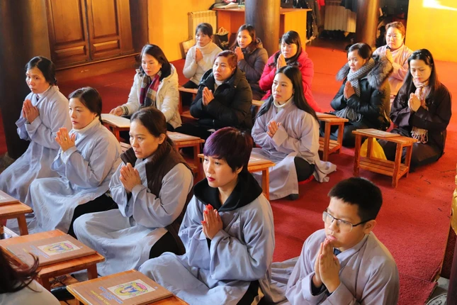 Phật tử người Việt tại Ukraine đến chùa Trúc Lâm Kharkov tu học