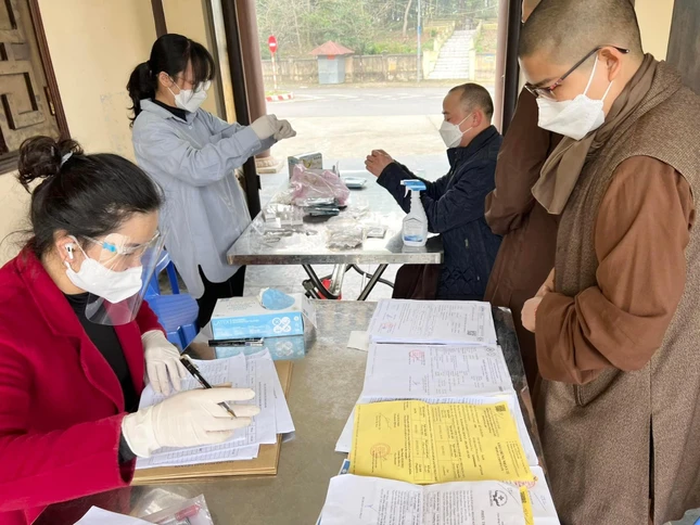 Nhân viên y tế làm thủ tục cho Tăng Ni sinh viên trở lại Học viện theo quy định - Ảnh: Ban Truyền thông Học viện