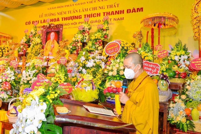 Thượng tọa Thích Minh Quang dẫn chương trình