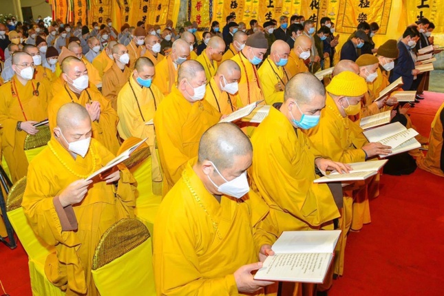 Chư tôn đức trì tụng kinh cầu nguyện