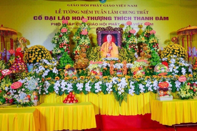 Giác linh đài Đại lão Hòa thượng tại chùa Hòa Lạc