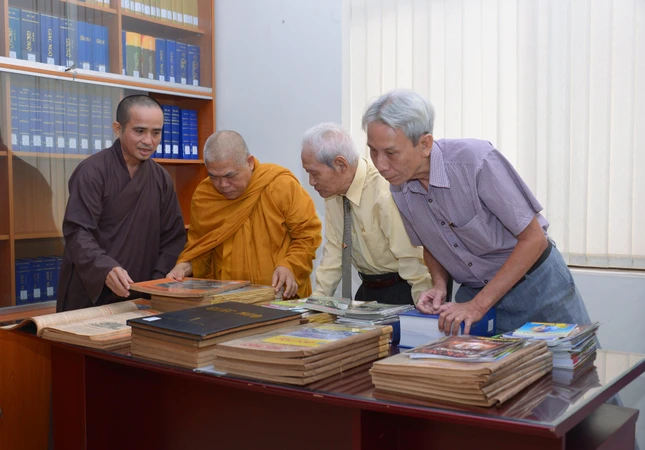 Cư sĩ Tống Hồ Cầm tại trụ sở tòa soạn Báo Giác Ngộ trong dịp lễ kỷ niệm 40 năm ngày ra số đầu tiên - Ảnh: Bảo Toàn/BGN Cư sĩ Tống Hồ Cầm tại trụ sở tòa soạn Báo Giác Ngộ trong dịp lễ kỷ niệm 40 năm ngày ra số đầu tiên - Ảnh: Bảo Toàn/BGN