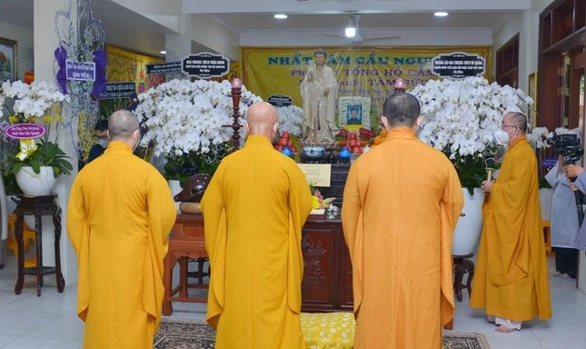 Thượng tọa Thích Đạt Đức cảm tạ và hướng dẫn gia quyến cư sĩ Tống Hồ Cầm đảnh lễ tri ân Trưởng lão Hòa thượng Quyền Pháp chủ GHPGVN