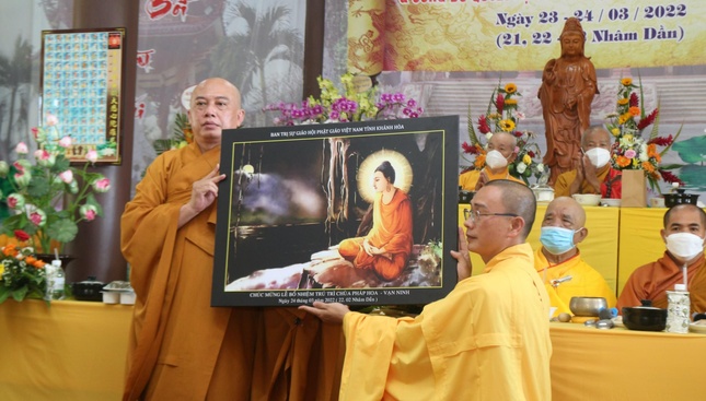 Đại đức tân Trụ trì chùa Pháp Hoa đón nhận món quà tinh thần của GHPGVN tỉnh Khánh Hòa do Thượng tọa Thích Thiện Phước, Chánh Thư ký Ban Trị sự tỉnh trao