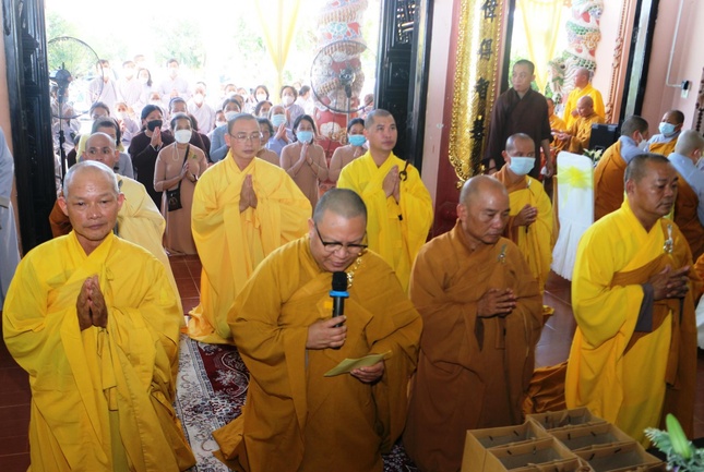 Thượng tọa Thích Quảng Tiến và bốn chúng đệ tử cố Hòa thượng Thích Toàn Thiện trong ngày lễ bách nhật của Hòa thượng ân sư