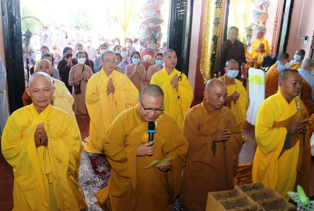 Thượng tọa Thích Quảng Tiến và bốn chúng đệ tử cố Hòa thượng Thích Toàn Thiện trong ngày lễ bách nhật của Hòa thượng ân sư