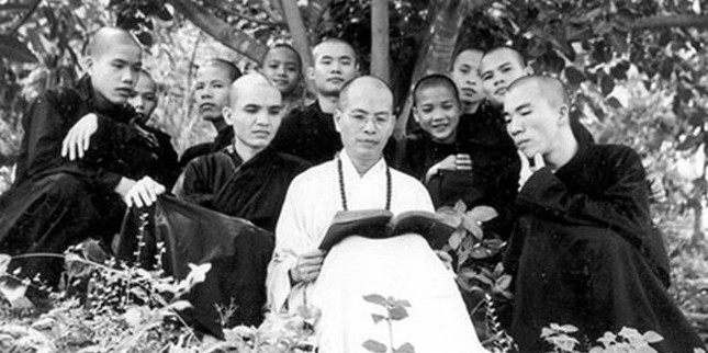 Hòa thượng Thích Chánh Trực (người đầu tiên từ bên trái sang), cùng các học Tăng Phật học viện Trung Phần Nha Trang với Trưởng lão Hòa thượng Thích Trí Thủ