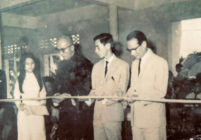 Hòa thượng Thích Chánh Trực cắt băng trường Bồ Đề Quảng Trị (1959) Hòa thượng Thích Chánh Trực cắt băng trường Bồ Đề Quảng Trị (1959)