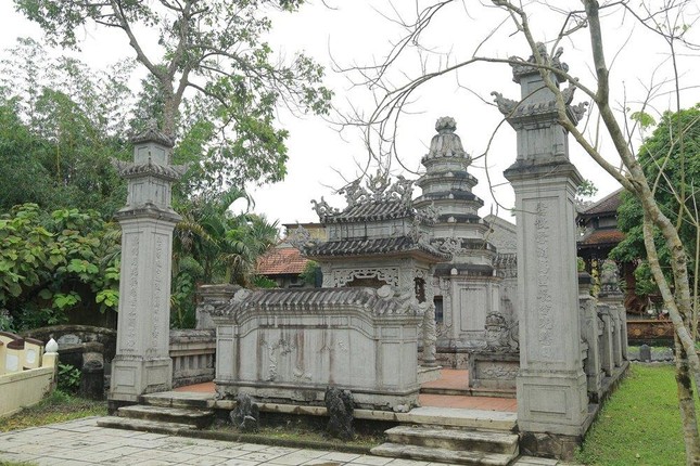 Bảo tháp Hòa thượng trong khuôn viên tổ đình Kim Tiên