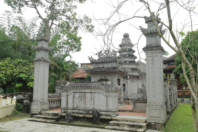 Bảo tháp Hòa thượng trong khuôn viên tổ đình Kim Tiên Bảo tháp Hòa thượng trong khuôn viên tổ đình Kim Tiên