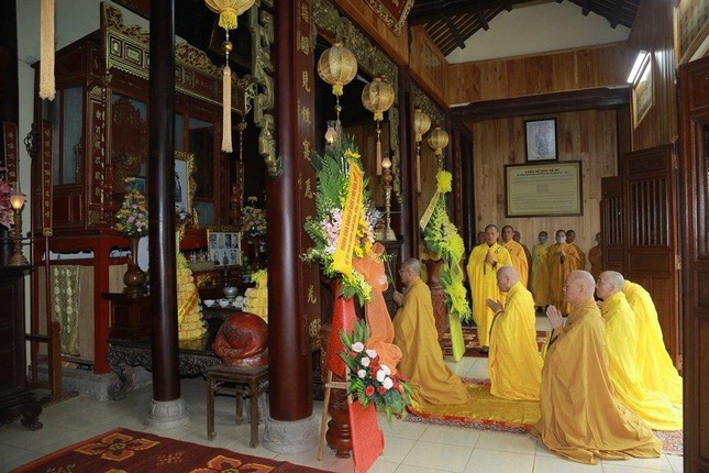 Chư Hòa thượng niêm hương tại Tổ đường