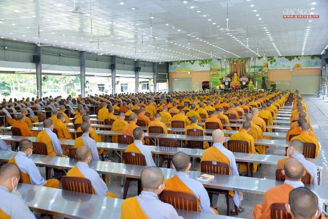 Hơn 1.000 Tăng Ni sinh viên đang nội trú tại Học viện cung nghinh và lắng nghe lời sách tấn của Trưởng lão Hòa thượng Quyền Pháp chủ GHPGVN