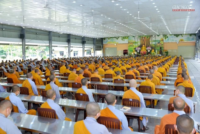 Hơn 1.000 Tăng Ni sinh viên đang nội trú tại Học viện cung nghinh và lắng nghe lời sách tấn của Trưởng lão Hòa thượng Quyền Pháp chủ GHPGVN